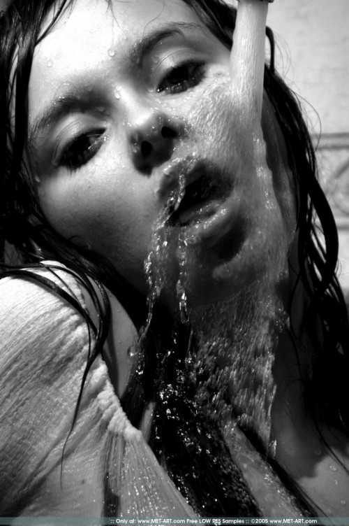 Юная прелестница устроила эротические игры с душем и водой