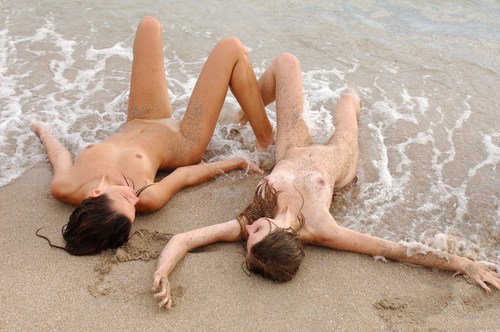 Голенькие девушки отдыхают на пляже