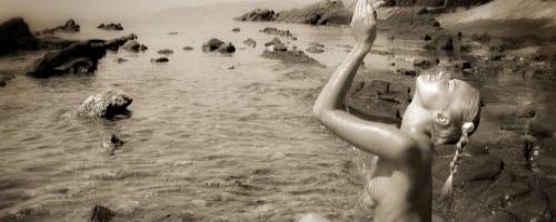 Красивая молодая гимнастка отдыхает на море