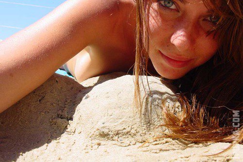 Сексуальные засветы голых попок на летнем пляже