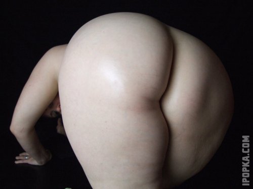 Зрелые женщины показывают свои большие голые жопы