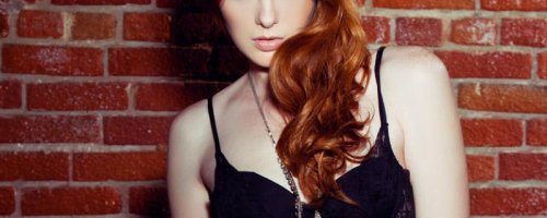Красивая голая девочка с темно рыжими волосами и черными чулками