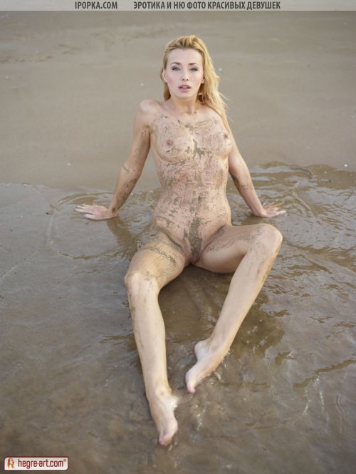 Сексапильная стройная девочка и ее красивая эротика на пляже