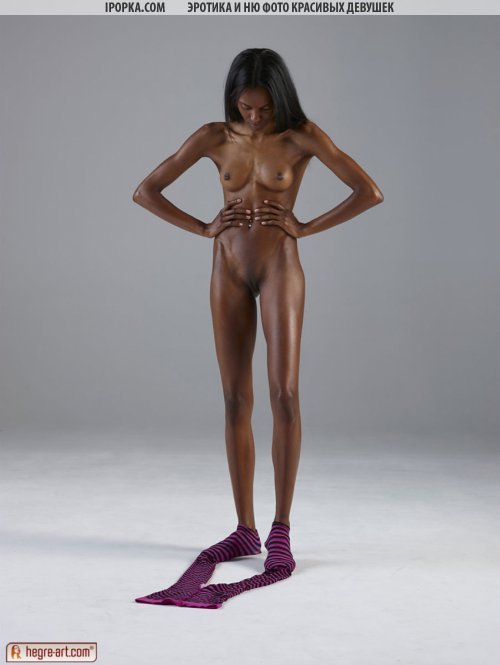 Идеальная голая негритянка показывает точеное тело