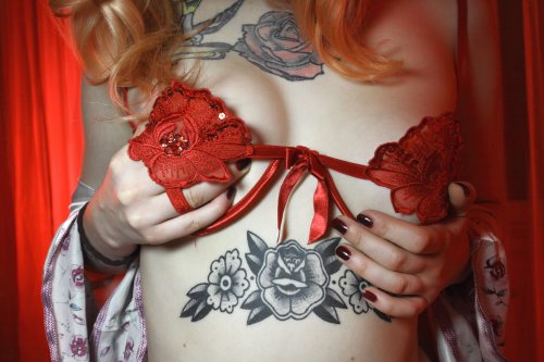 Рыжая татуированная красотка в красных чулках