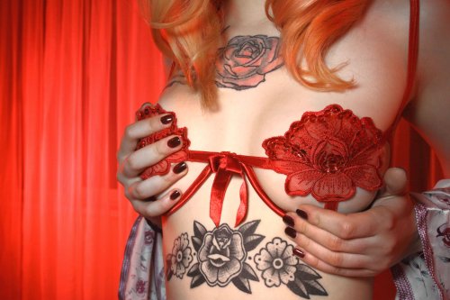 Рыжая татуированная красотка в красных чулках