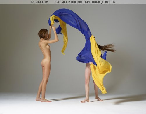 Голые украинки позируют с флагом своей страны